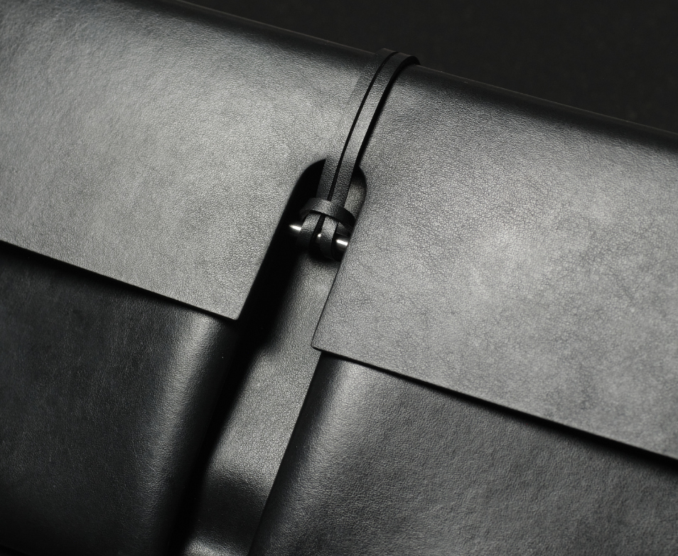 burggrafburggraf-vegane-clutch-Reto-Mirum-tiefschwarz-glaenzend-Detail